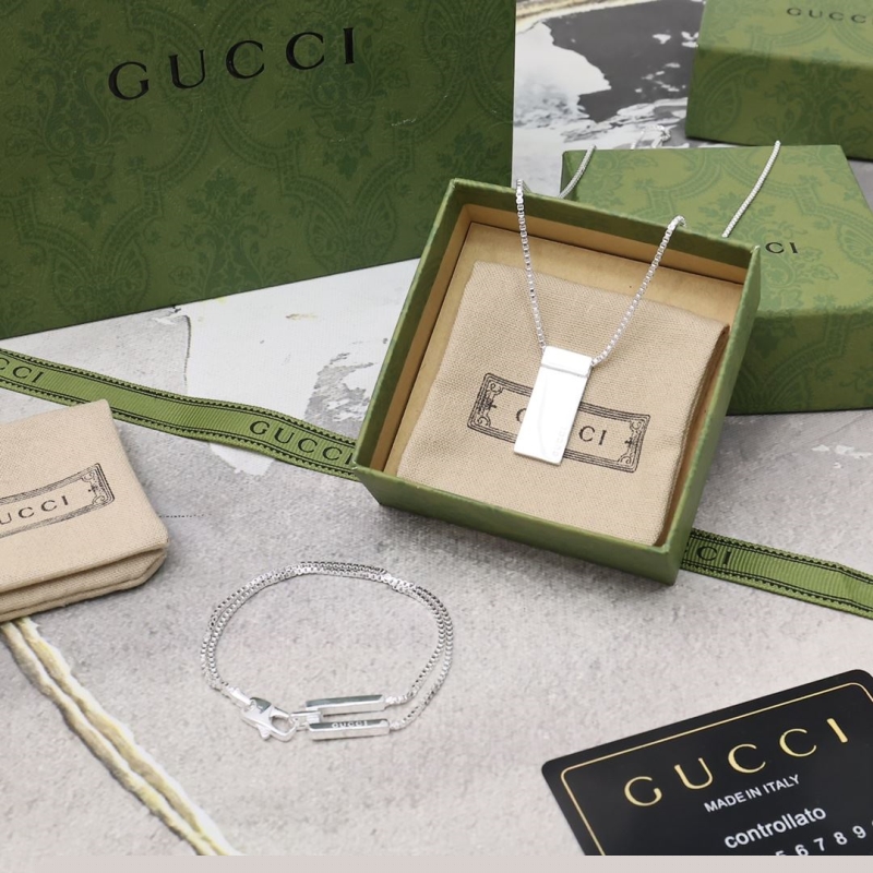 G*u*i necklaces